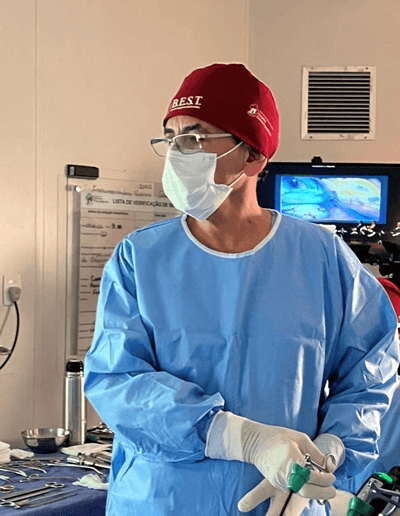 Dr. Renato realizando uma cirurgia Metabólica